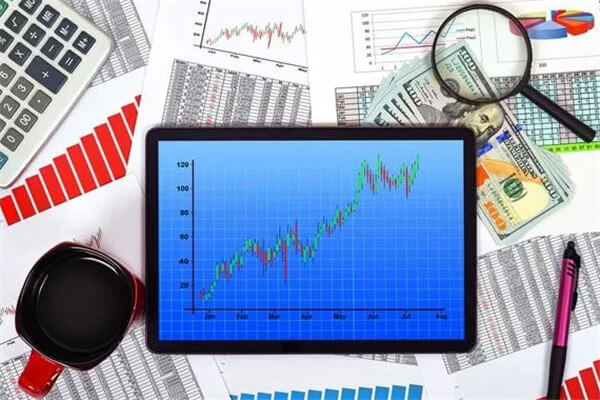 Diverse outlooks on tech and fundamental analysis