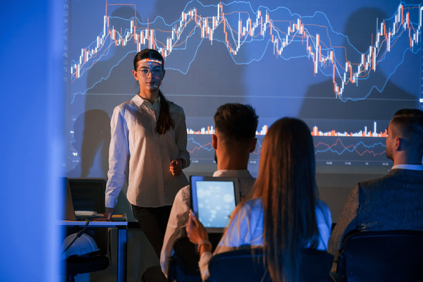 تداول الخيارات: شرح الاستراتيجيات والمخاطر والفوائد