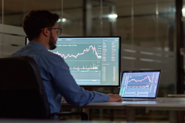 الفوركس والعقود الآجلة: ما هي المخاطر والمكافآت؟