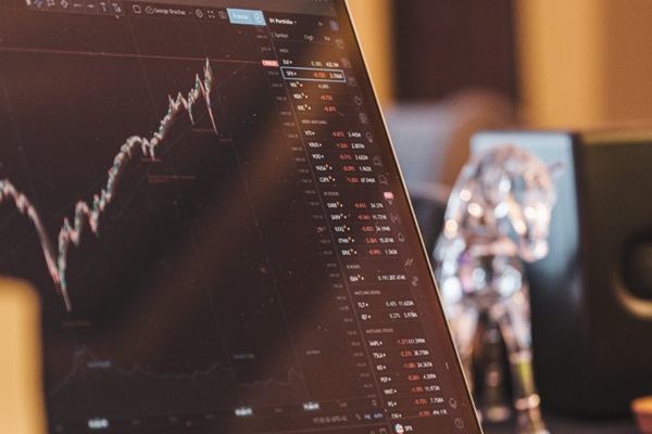 Cómo identificar y negociar acciones en tendencia