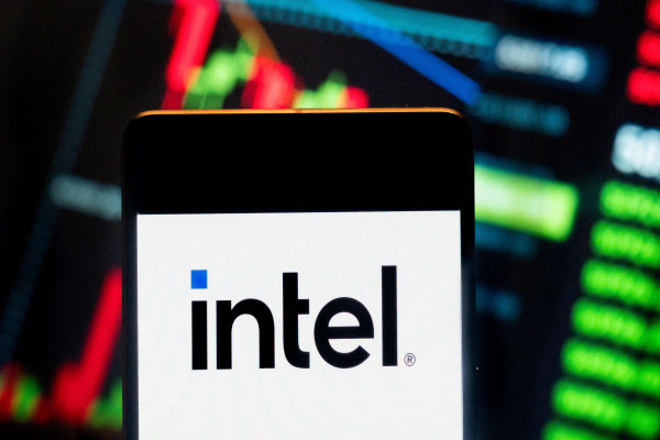 Por que as ações da Intel estão tão baratas? 4 razões principais explicadas