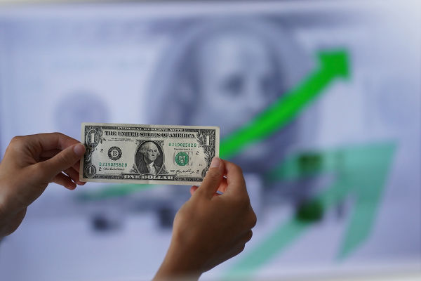 ¿Dónde vale más el dólar en 2025? Lista de TOP 16