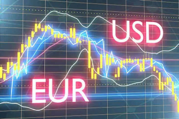 انخفاض اليورو مقابل الدولار الأمريكي: من يقود هذا الانخفاض؟