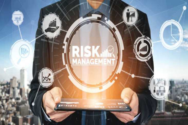 O que não é um exemplo de estratégia de gerenciamento de riscos?