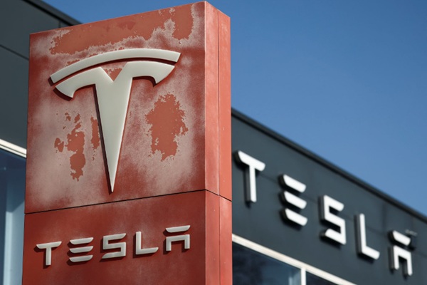 Giá cổ phiếu Tesla dao động giữa sự lạc quan của Robotaxi