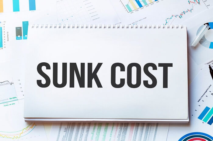 サンクコストを識別し、回避する方法を解説