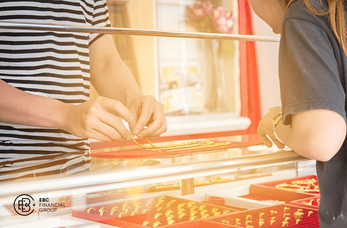 Kinh nghiệm mua vàng tích trữ: SJC hay vàng nhẫn 9999?