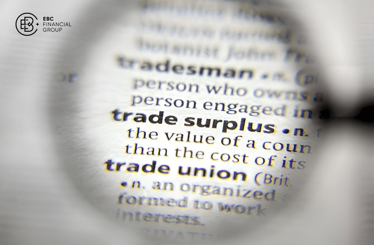 Xuất siêu là gì? Khái niệm, Tác động và Tình hình thương mại