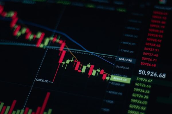 Arbitrage คืออะไร? ทำกำไรแบบไม่ต้องคาดเดาตลาดอย่างมืออาชีพ