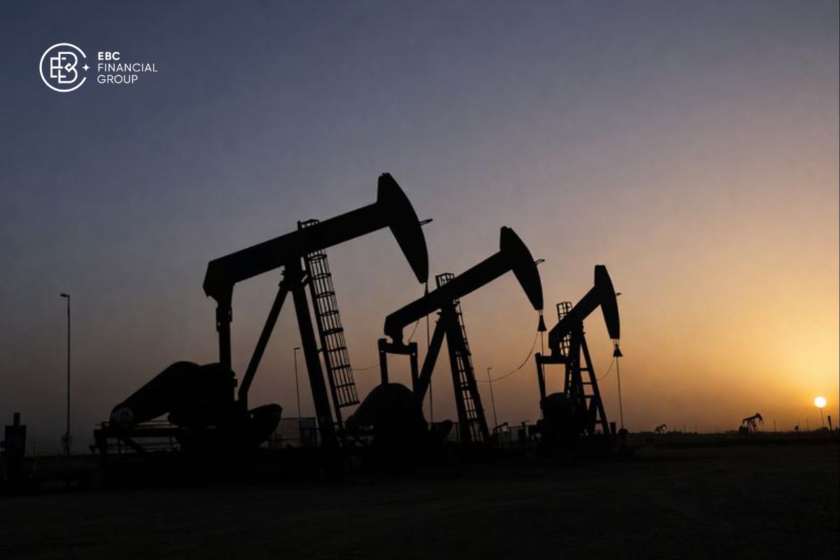 Giá dầu thế giới dưới 60 USD/thùng: Brent quanh 59 USD, lo ngại dư cung kéo dài