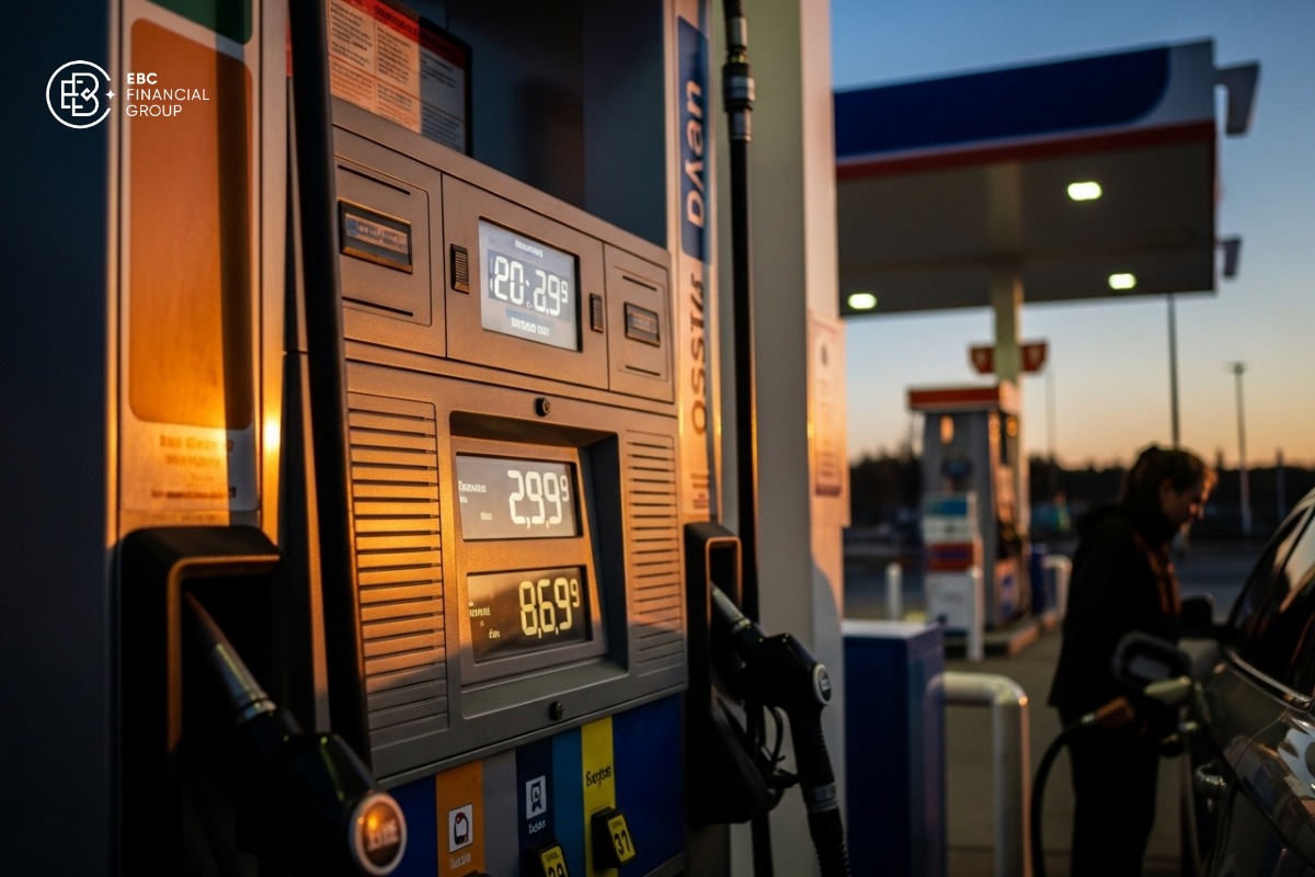 Giá xăng giảm sâu nhờ Quỹ Bình ổn, xu hướng nào cho người tiêu dùng?